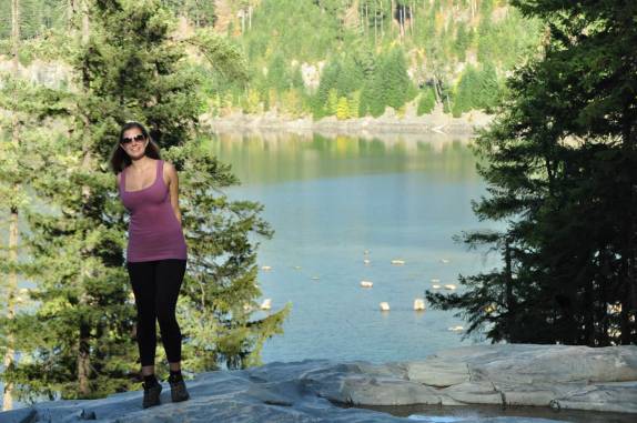 Um canyon e uma cachoeira direto para o Buttle Lake, no Strathcona Provincial Park, no interior da  Vancouver Island, costa oeste do Canadá